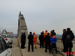 惠州博罗东江大桥一男子跳桥，幸得消防队伍及时相救  