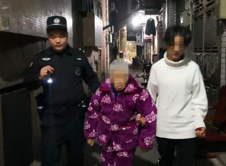 冬夜里迷路的八旬老人 警民合力把她送回了家