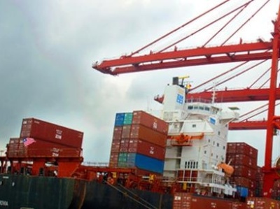 未来深圳这个航道将满足20万吨级与10万吨级集装箱船相向通航