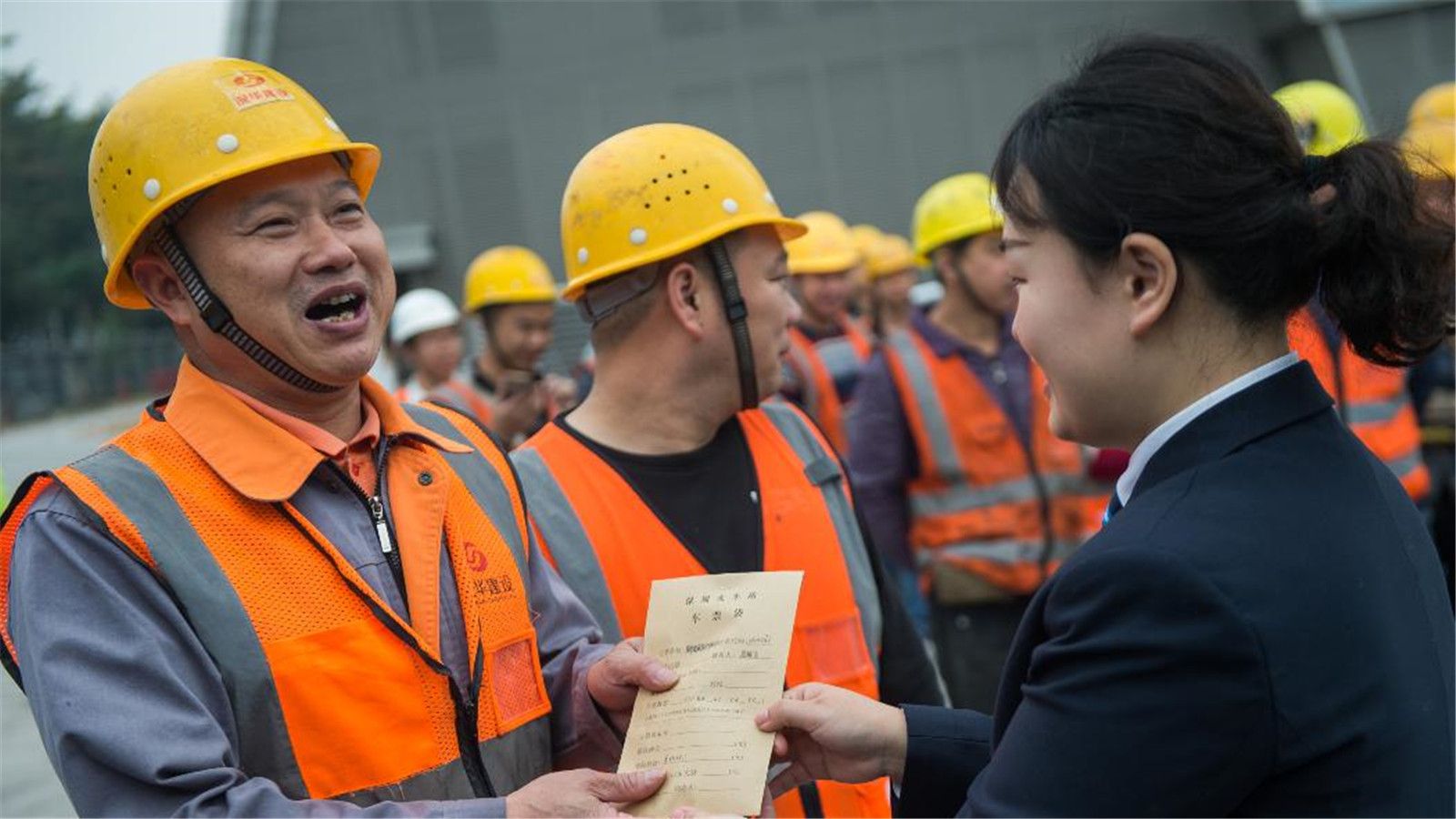 帮抢火车票还送票到工地！深圳铁路部门为他们办理16.5万张团体票