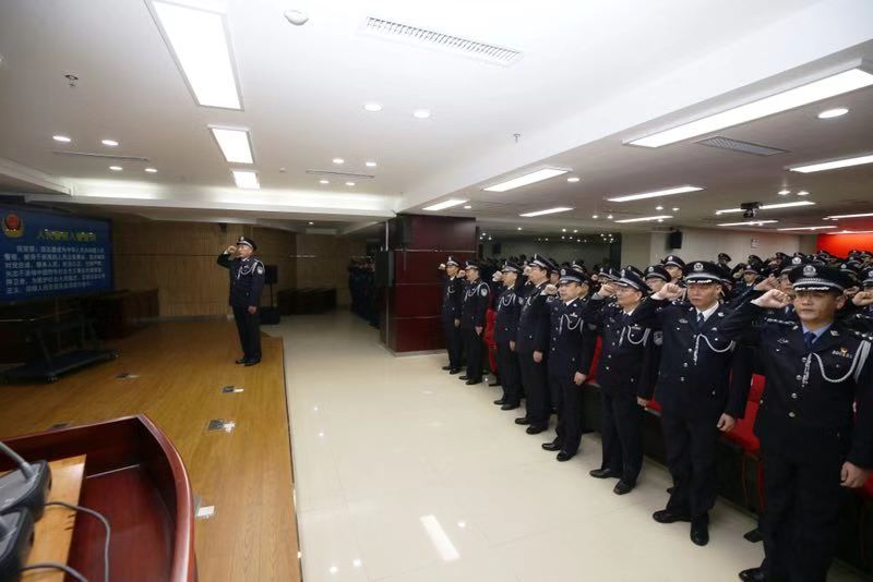 公安现役部队转改官兵集体换装仪式1日举行