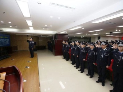 公安现役部队转改官兵集体换装仪式1日举行