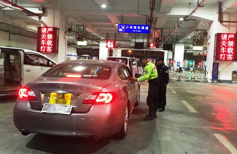 皇岗边检站联合交警开展酒驾专项整治行动