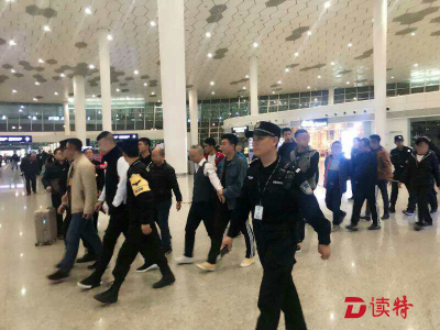 今天凌晨，深圳警方在机场一举抓获13名涉嫌非法拉客人员