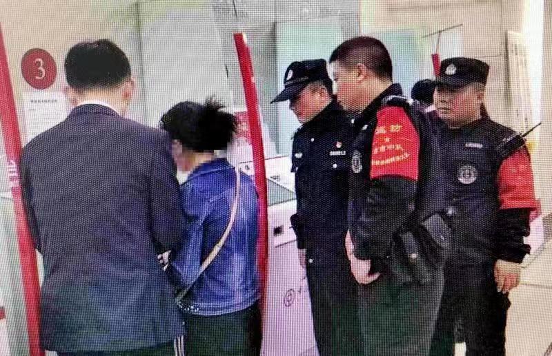妈妈接诈骗电话欲转账 孩子机智报警挽损失