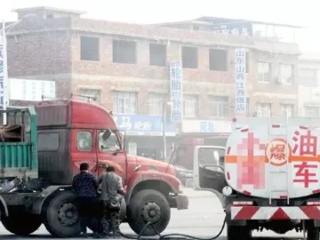 广州一货车给另一货车加油时突发大火，竟引燃附近工厂