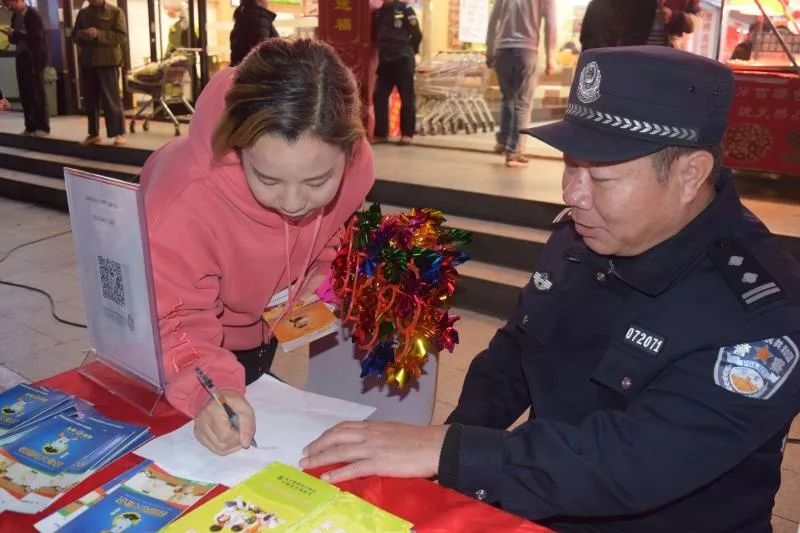 光明警方反诈骗宣传进社区，为外来务工人员点亮“平安灯”