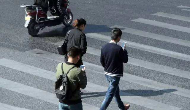 走斑马线看手机被罚10元！温州给“低头族”开罚单