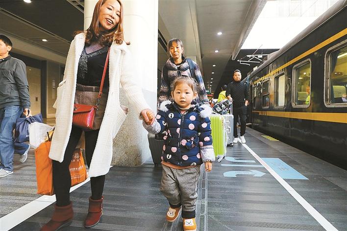 深圳首趟劳务工返乡专列发车