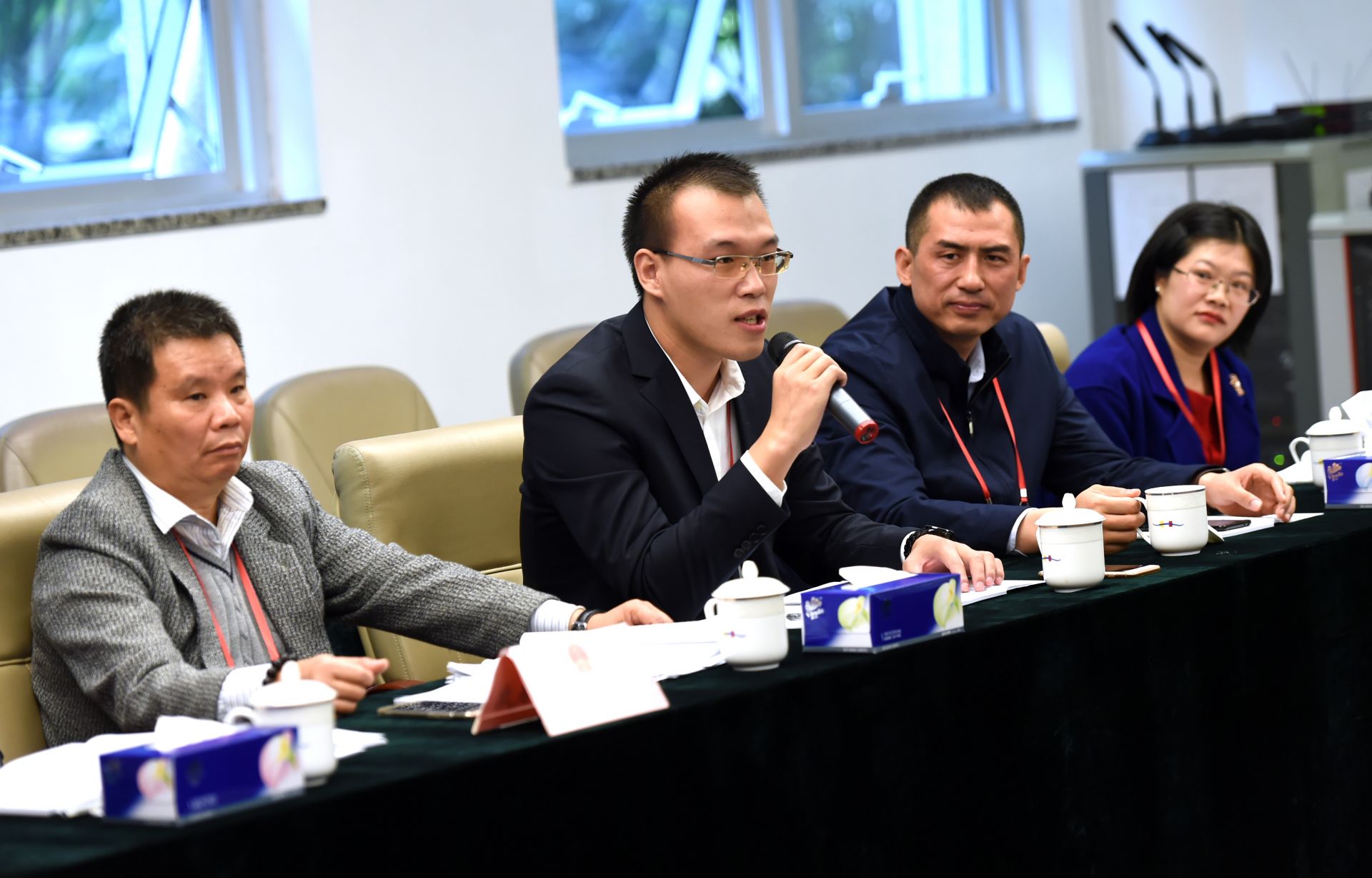 市六届人大七次会议举行市民旁听座谈会