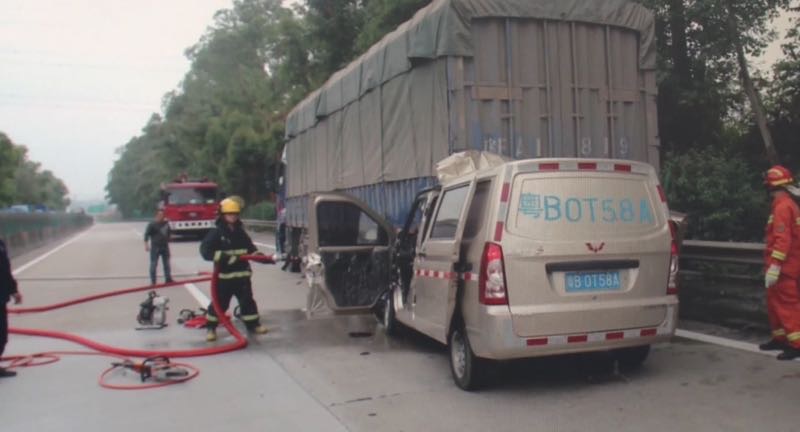 惠盐高速上一辆面包车撞上临时“休息”的货车，造成2人死亡