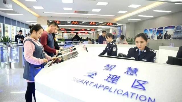 出入境证件即日起可自助申办 全程不超过5分钟
