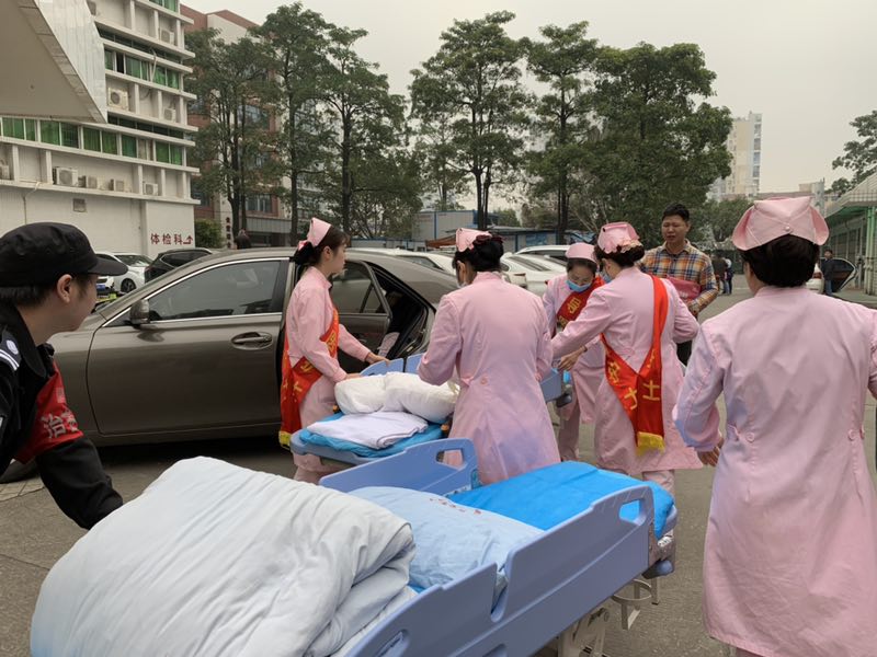 孕妇门诊大厅门口急产！龙岗妇幼医护人员3分钟内完成接生