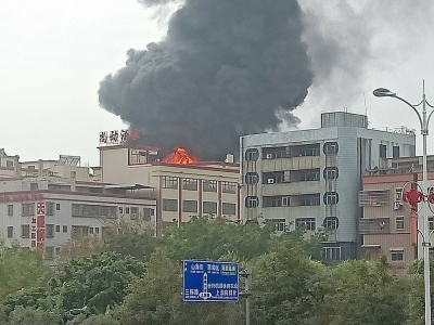 惠州一泡沫饭盒厂发生火灾 暂未接到人员伤亡报告