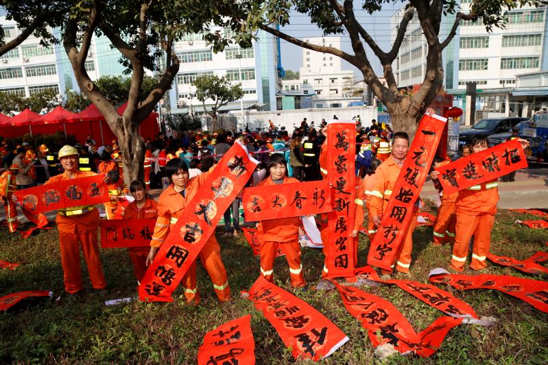 宝安区燕罗街道举办2019迎新年写春联送祝福活动