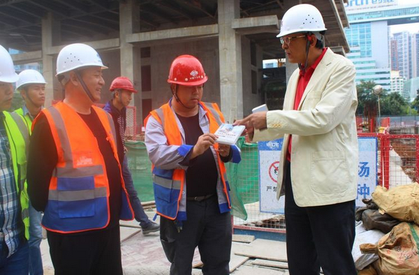 南山区安委办主任李建新到建筑工地和城中村检查安全生产