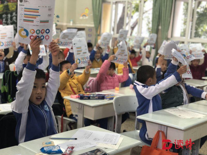 期末返校日，这所学校不发成绩单，而是……