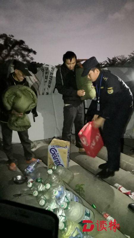 寒冬送温暖！福海街道寒夜救助流浪者