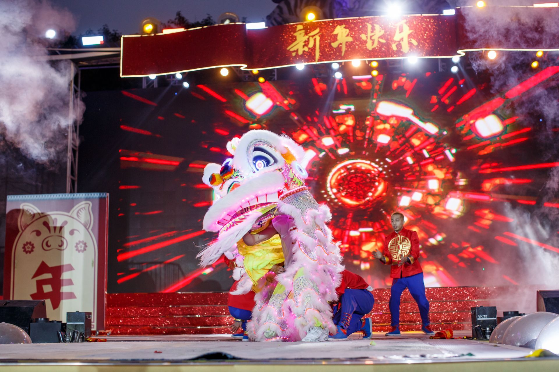 “摩灯”中国年！超1000盏LED灯的舞龙舞狮广州长隆时尚亮灯