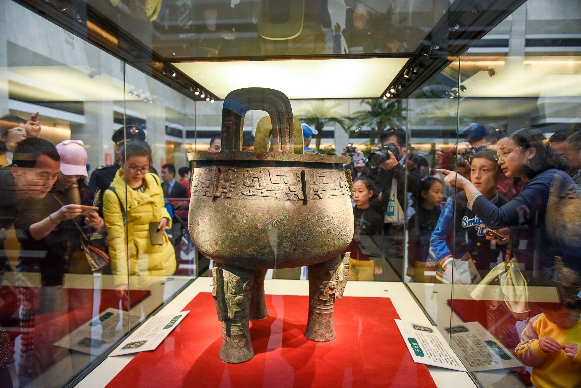 快来围观商代第一圆鼎！“吉金铸史——青铜器里的古代中国”深圳揭幕