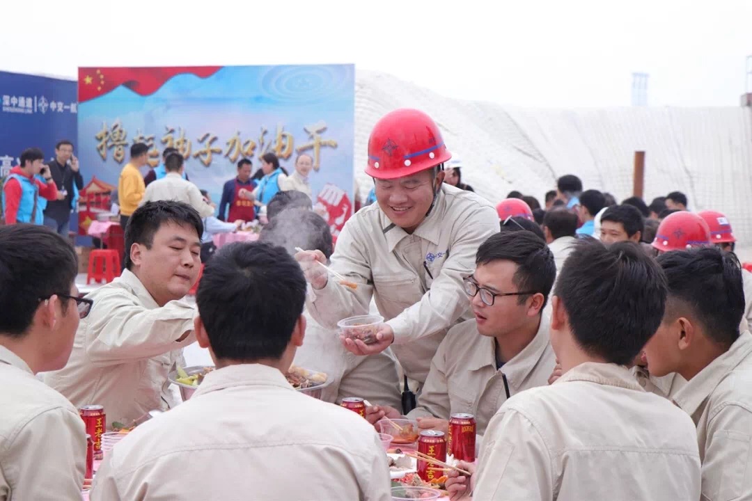 深中通道工地上摆出了大盆菜 一线建设工人受礼遇
