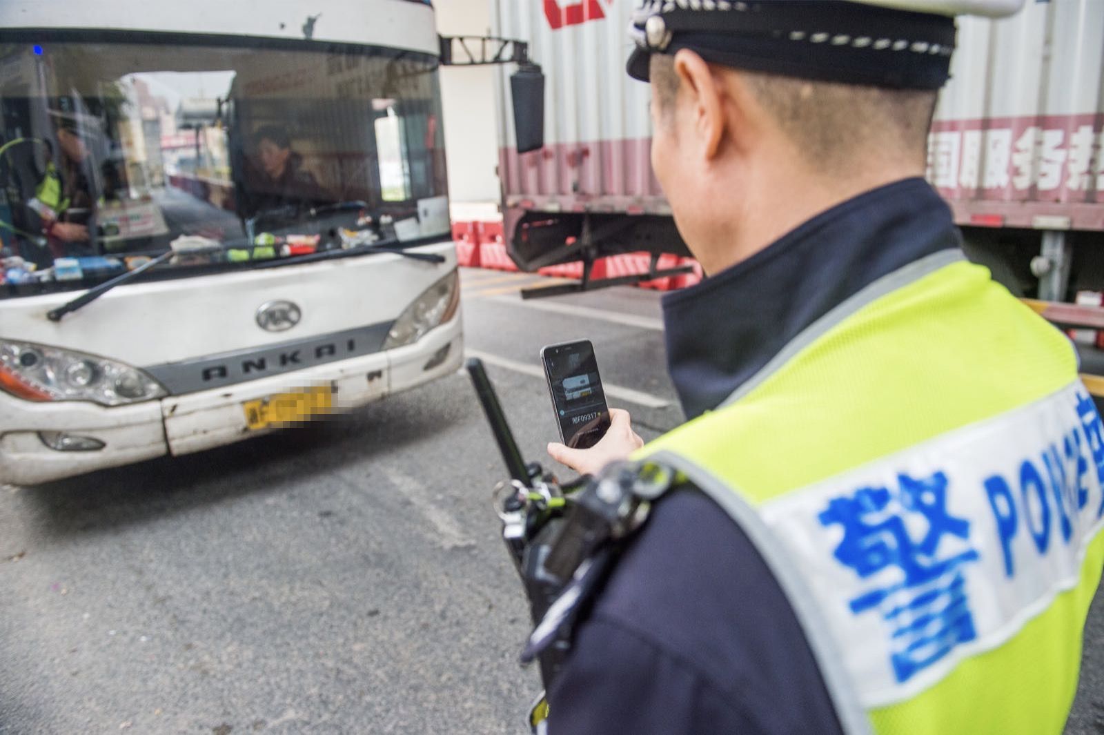 客运车辆逢车必查 交警提前启用8个春运执勤点