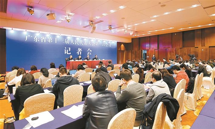 省十三届人大二次会议首场记者会：“粤港澳大湾区”“企业减负”成热词