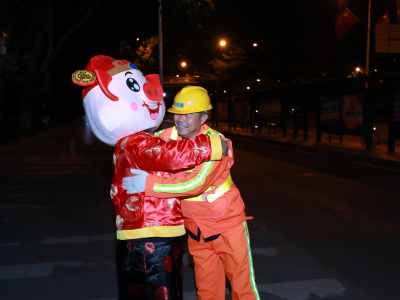 新年第一天 “吉祥猪”突现深圳街头对环卫工人做了这件事