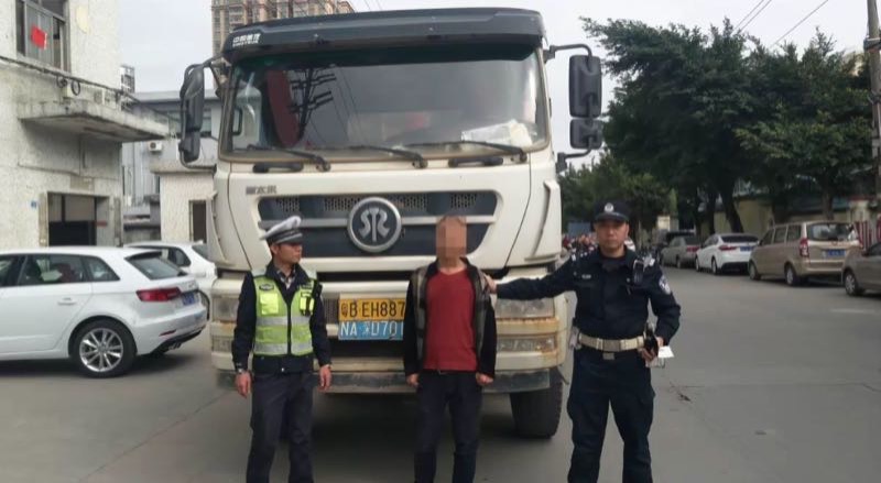 惊险！泥头车司机拒不配合执法 吊行交警数千米！