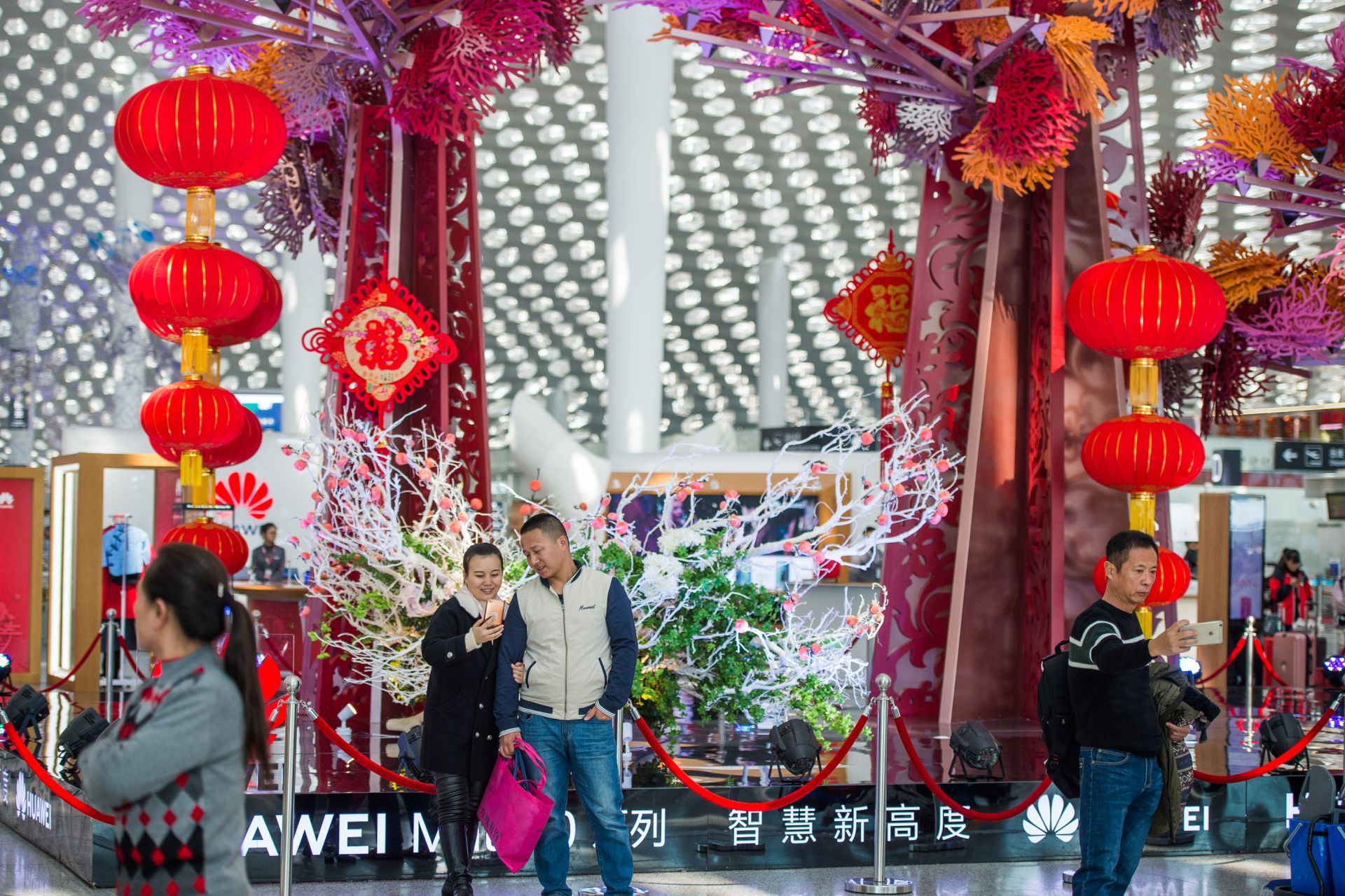 节前返乡春运高峰渐来  乘客回家步履愉快轻松