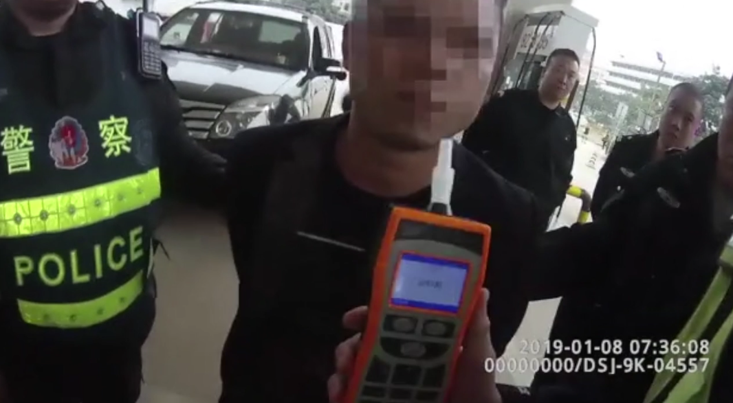 读特警视 | 踢人、打头、扬言要炸加油站！又是醉汉演闹剧