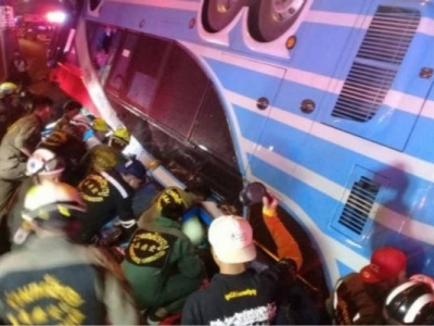 泰国一辆双层巴士翻覆 至少6人死亡近50人受伤
