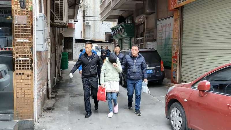 光明警方端掉一利用电动车拉客组织卖淫团伙，抓了65人
