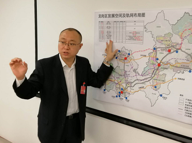 市人大分组讨论中：区委书记两次拿出轨道布局图进行直观讲解