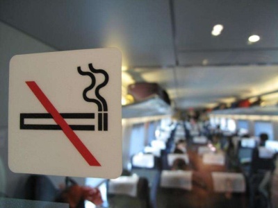 两名旅客在高铁上吸烟，被深铁警方限乘火车180天