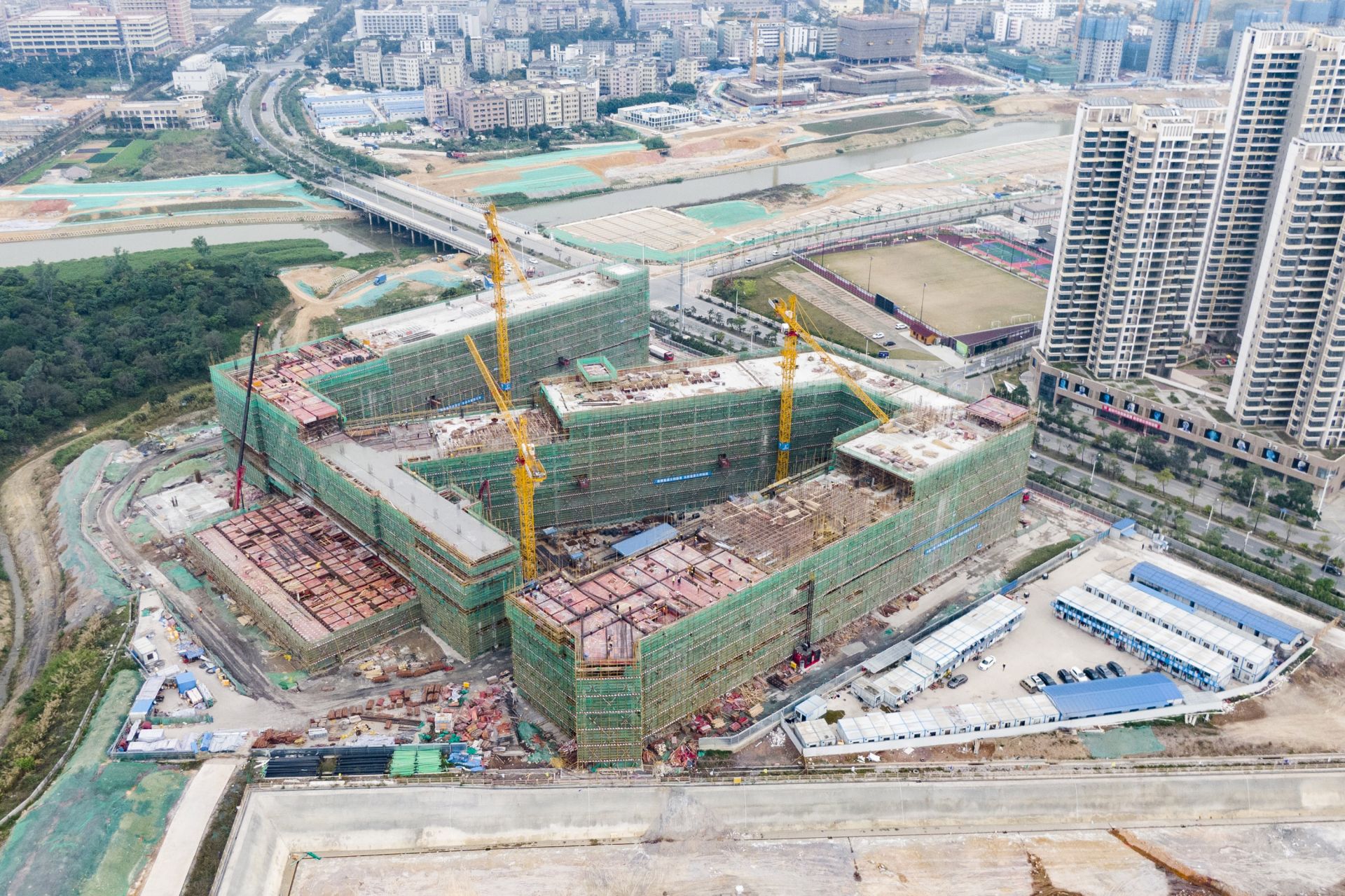 深圳技术大学公共教学楼封顶 可满足1.9万学生上课需求  