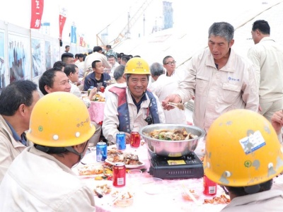 360名建设工人在人工岛上享盆菜宴