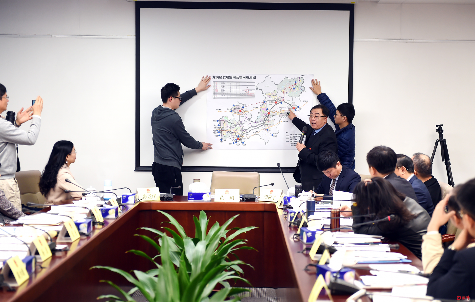 龙岗代表团：补齐交通短板 突破“东进”瓶颈