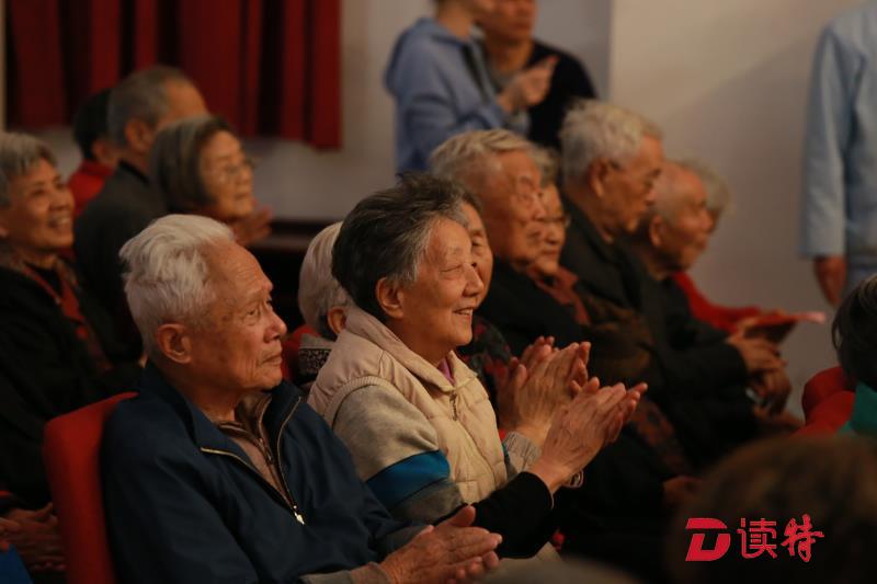 连续4年共迎春 深圳湾边检站义工队探访深圳市南山区颐老院