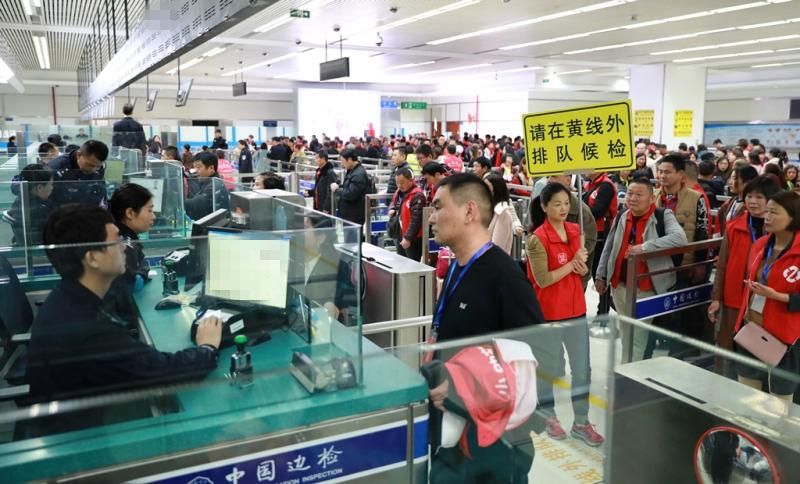 新年伊始 皇岗口岸持续迎内地旅行团出境高峰