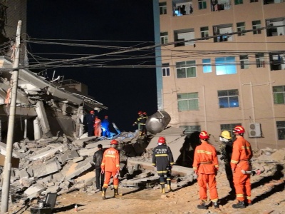惠州镇隆一栋自建楼房倒塌  邻家一八旬老人受伤去世