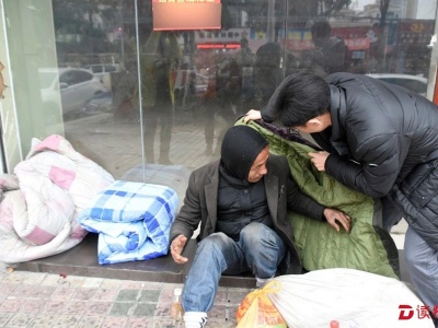 寒风里，东莞厚街一群人抱着棉被满街跑……这组图真暖！