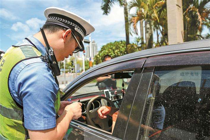 交警部门：深圳去年查处交通违法约911万宗