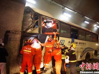 载52人大巴在桂林境内高速失控撞向隧道壁，已致4死多伤