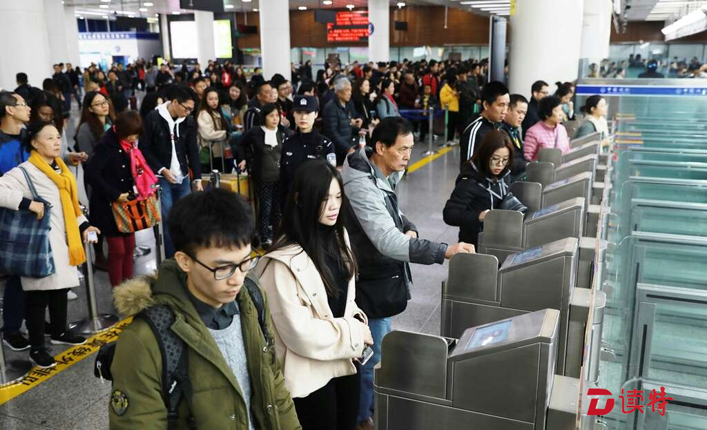 逾22万港澳台同胞除夕前经皇岗、福田口岸入境返乡过年