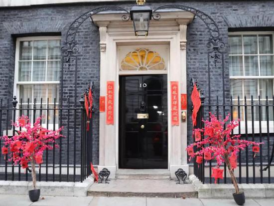 英国首相官邸贴春联挂彩灯 庆祝中国农历新年