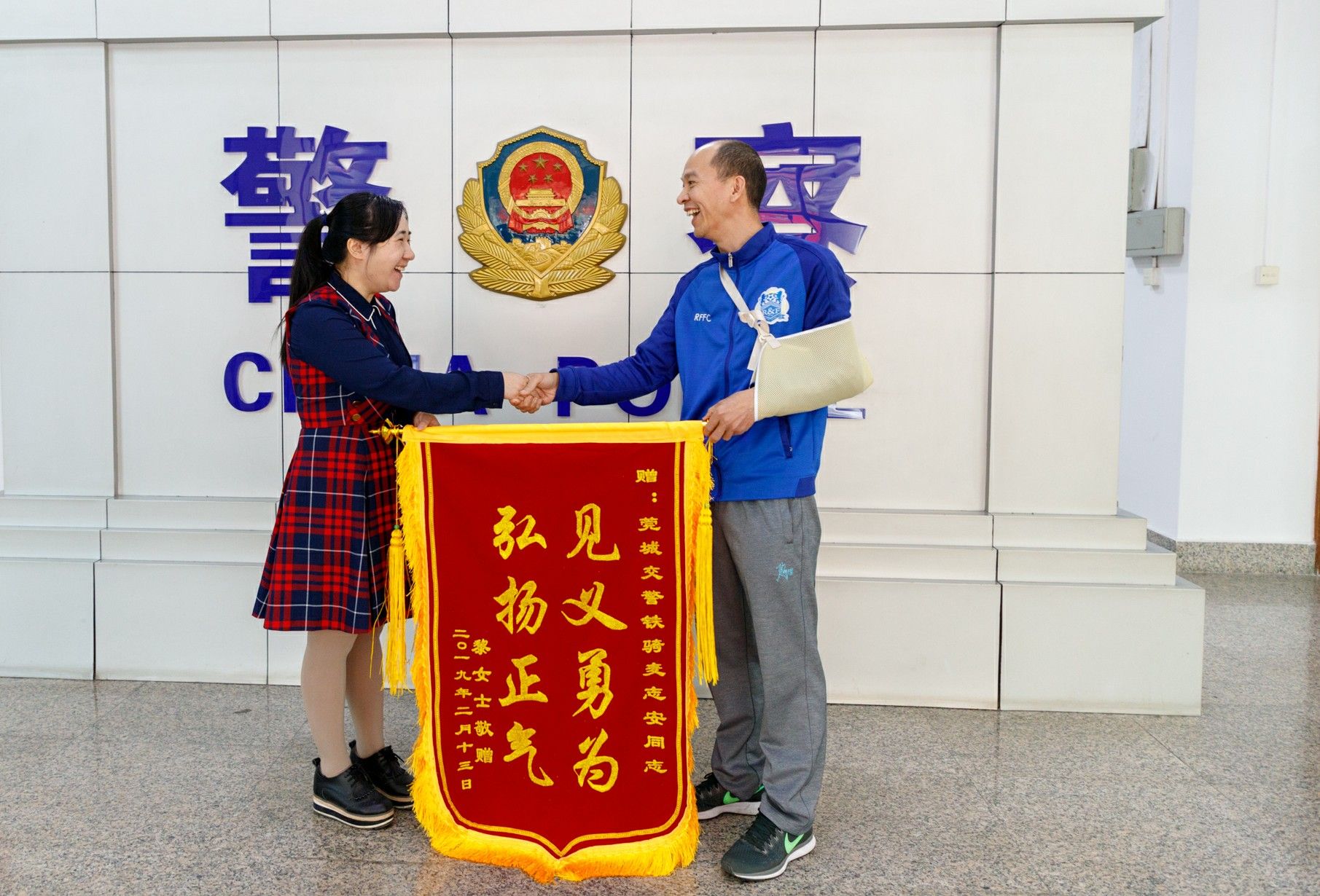 怎么回事？东莞女子停车等红绿灯，一名男子突然开门硬上车