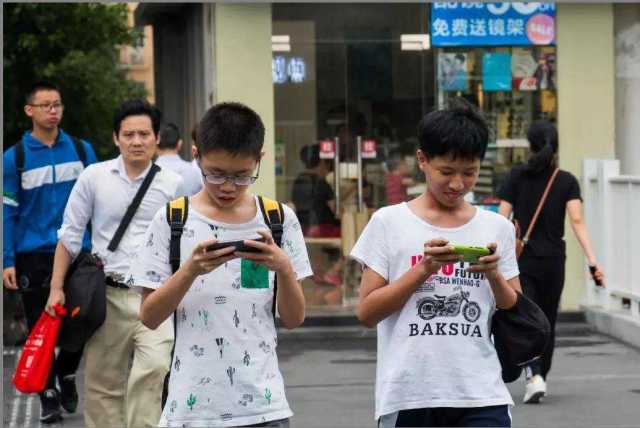 专家建议禁止16岁以下中小学生用智能手机，你咋看？