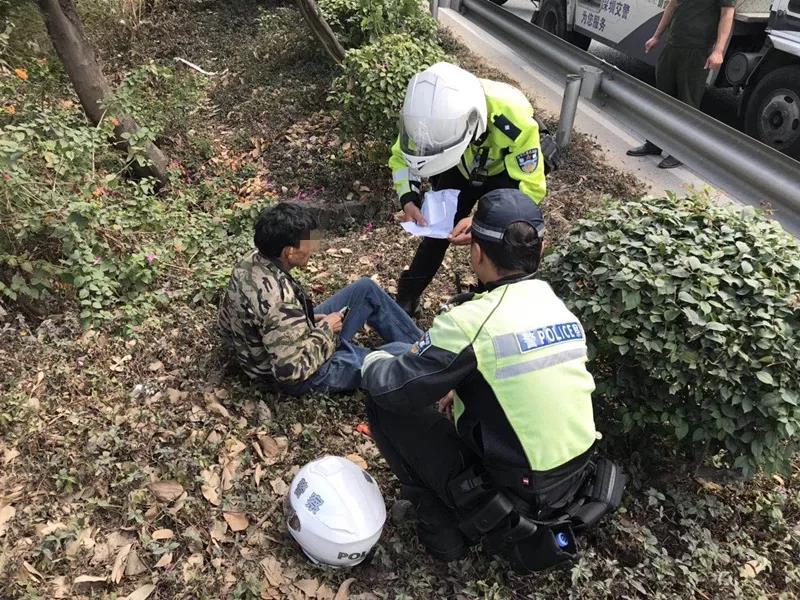 视频 | 男子硬闯南坪快速道！铁骑仅靠一只手拉离死亡线