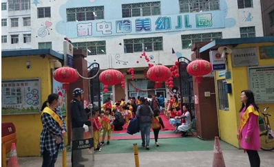 开学第一天，巾帼志愿者为孩子撑起“安全伞”
